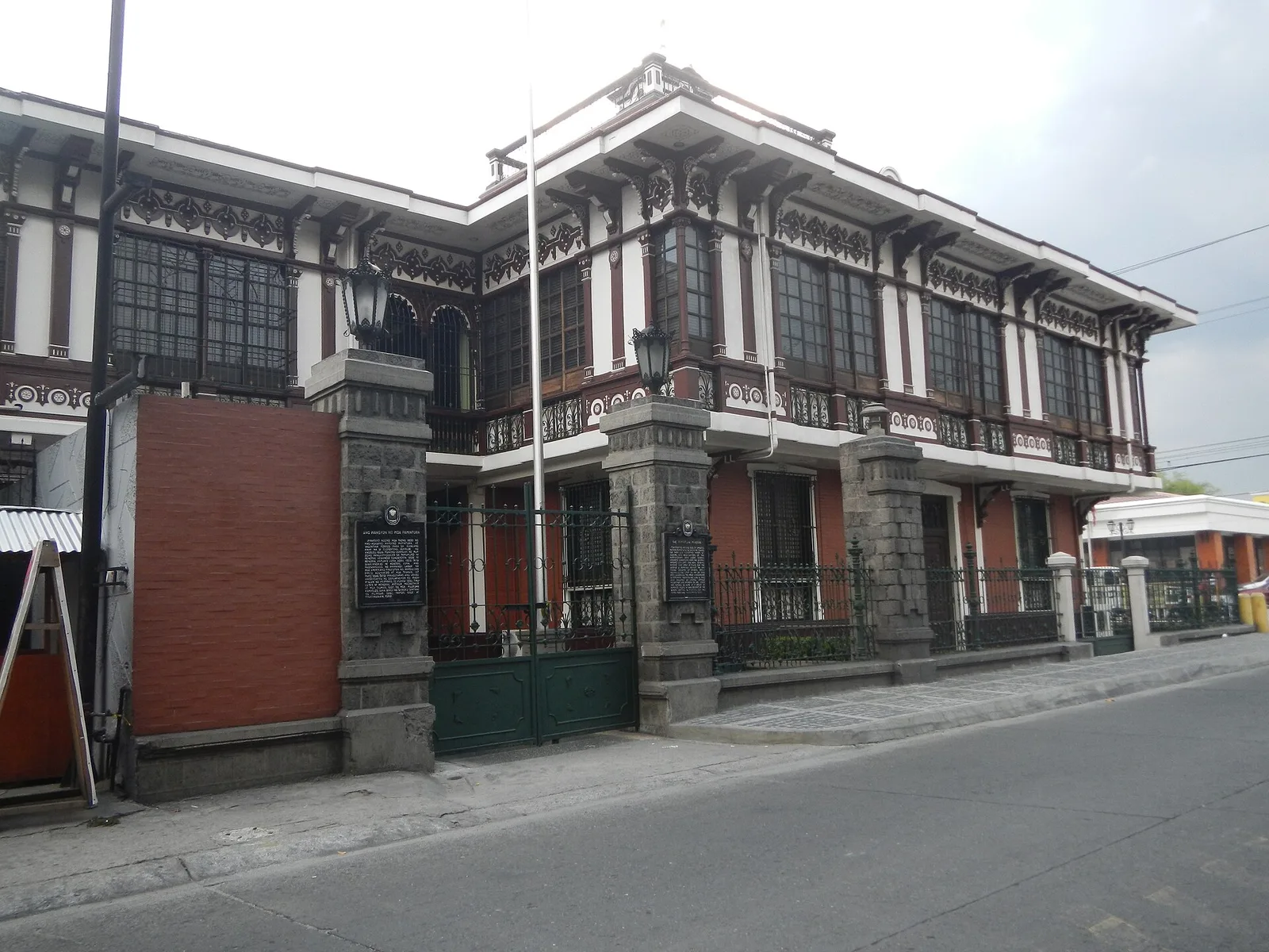 Pamintuan Mansion, photo 2